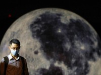 Pengumuman! Bulan dalam Bahaya, Ada Apa?