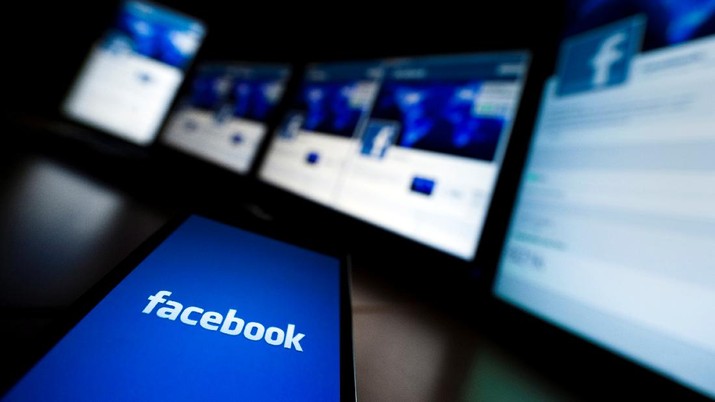 FILE PHOTO: The loading screen of the Facebook application on a mobile phone is seen in this photo illustration taken in Lavigny May 16, 2012. Thursday. REUTERS/Valentin Flauraud/File Photo