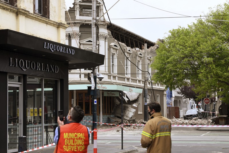 A person walks past damage to the exterior of a restaurant following an earthquake in the Windsor suburb of Melbourne, Australia, September 22, 2021.  AAP Image/James Ross via REUTERS  ATTENTION EDITORS - THIS IMAGE WAS PROVIDED BY A THIRD PARTY. NO RESALES. NO ARCHIVES. AUSTRALIA OUT. NEW ZEALAND OUT