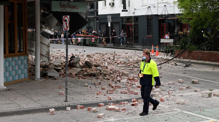 A person walks past damage to the exterior of a restaurant following an earthquake in the Windsor suburb of Melbourne, Australia, September 22, 2021.  AAP Image/James Ross via REUTERS  ATTENTION EDITORS - THIS IMAGE WAS PROVIDED BY A THIRD PARTY. NO RESALES. NO ARCHIVES. AUSTRALIA OUT. NEW ZEALAND OUT