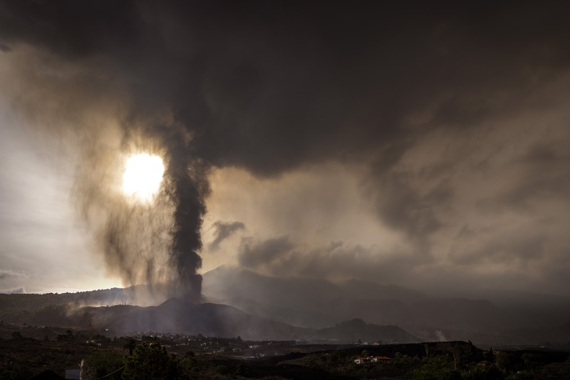 Letusan Gunung Berapi Cumbre Vieja di Los Llanos de Aridane, di Pulau Canary La Palma spanyol Screen grab from a video taken by a night drone shows a volcano erupting and tongues of lava in La Palma, Spain September 22, 2021. Spanish Emergency Military Unit (UME)/Reuters TV/Handout via REUTERS THIS IMAGE HAS BEEN SUPPLIED BY A THIRD PARTY.