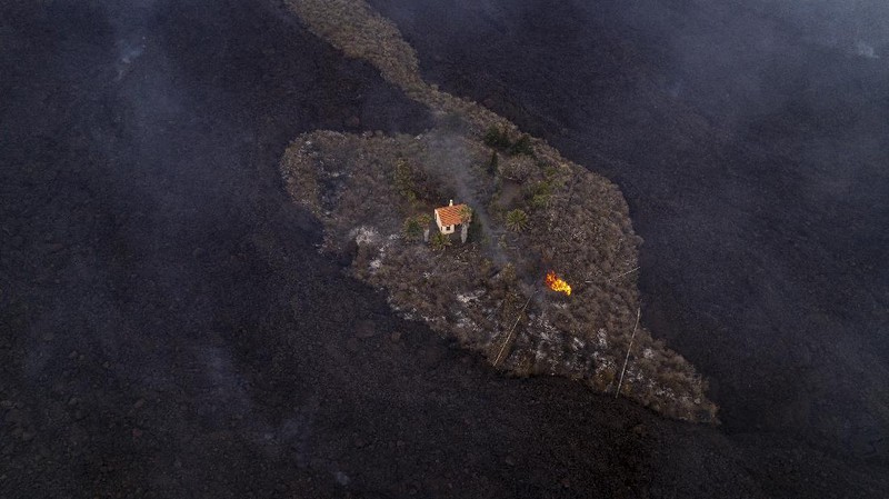 Screen grab from a video taken by a night drone shows a volcano erupting and tongues of lava in La Palma, Spain September 22, 2021. Spanish Emergency Military Unit (UME)/Reuters TV/Handout via REUTERS  THIS IMAGE HAS BEEN SUPPLIED BY A THIRD PARTY.