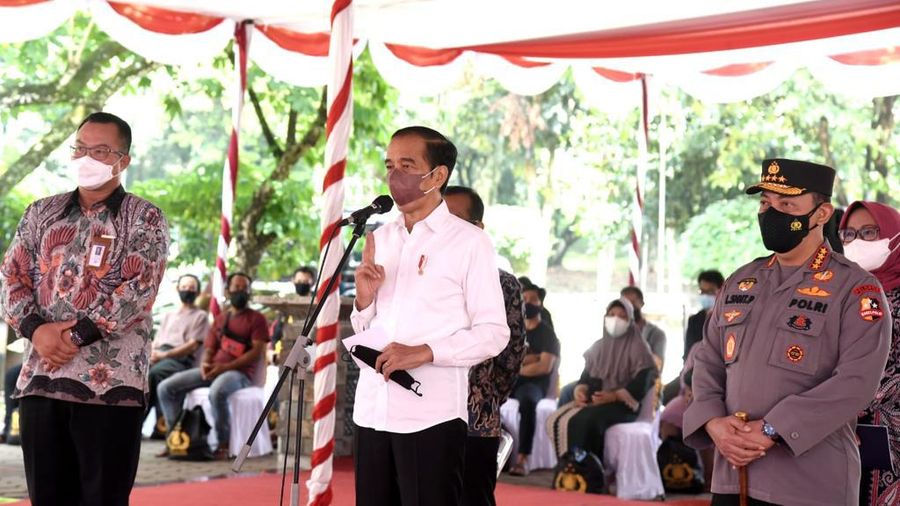 Presiden Joko Widodo meninjau pelaksanaan Vaksinasi Merdeka yang digelar di Kampus Institut Pertanian Bogor (IPB), pada Rabu, 22 September 2021. (Biro Pers Sekretariat Presiden/ Rusman)