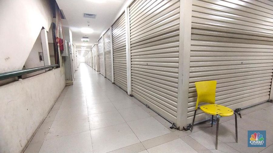 Patung busana (manekin) terpajang diarea ruko kosong tanpa penghuni di ITC Cipulir Mas, Jakarta, Rabu (22/9/2021). Sepinya pengunjung di pusat perbelanjaan grosir membuat banyak pedagang menutup lapak mereka. Hal tersebut terjadi di banyaj pusat perbelanjaan, salah satunya ITC Cipulir Mas. Tak hanya kios-kios yang berada di lokasi yang cenderung tertutup, bahkan beberapa lokasi yang terletak cukup strategis (lantai dasar) banyak yang dijual atau disewakan. Imbas pandemi Covid-19 serta kebijakan PPKM yang membatasi mobilitas masyarakat sangat berdampak pada bisnis ritel dan ketidak sanggupan penyewa untuk membayar cicilan. Salah satu pedagang mengungkapkan 