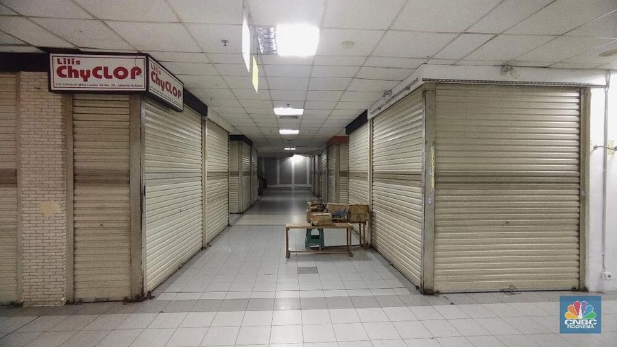 Patung busana (manekin) terpajang diarea ruko kosong tanpa penghuni di ITC Cipulir Mas, Jakarta, Rabu (22/9/2021). Sepinya pengunjung di pusat perbelanjaan grosir membuat banyak pedagang menutup lapak mereka. Hal tersebut terjadi di banyaj pusat perbelanjaan, salah satunya ITC Cipulir Mas. Tak hanya kios-kios yang berada di lokasi yang cenderung tertutup, bahkan beberapa lokasi yang terletak cukup strategis (lantai dasar) banyak yang dijual atau disewakan. Imbas pandemi Covid-19 serta kebijakan PPKM yang membatasi mobilitas masyarakat sangat berdampak pada bisnis ritel dan ketidak sanggupan penyewa untuk membayar cicilan. Salah satu pedagang mengungkapkan 