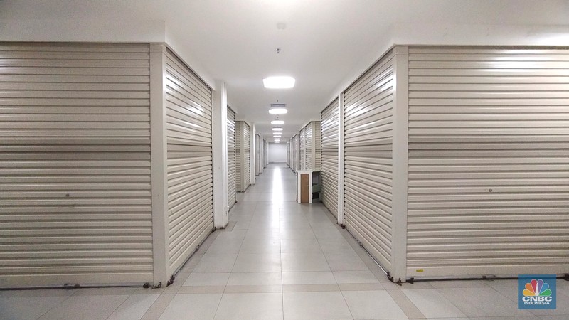 Suasana ITC Cipulir Mas yang kosong tanpa penghuni, Rabu (22/9/2021). ( Patung busana (manekin) terpajang diarea ruko kosong tanpa penghuni di ITC Cipulir Mas, Jakarta, Rabu (22/9/2021). Sepinya pengunjung di pusat perbelanjaan grosir membuat banyak pedagang menutup lapak mereka. Hal tersebut terjadi di banyaj pusat perbelanjaan, salah satunya ITC Cipulir Mas. Tak hanya kios-kios yang berada di lokasi yang cenderung tertutup, bahkan beberapa lokasi yang terletak cukup strategis (lantai dasar) banyak yang dijual atau disewakan. Imbas pandemi Covid-19 serta kebijakan PPKM yang membatasi mobilitas masyarakat sangat berdampak pada bisnis ritel dan ketidak sanggupan penyewa untuk membayar cicilan. Salah satu pedagang mengungkapkan