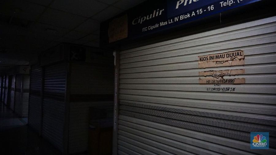 Patung busana (manekin) terpajang diarea ruko kosong tanpa penghuni di ITC Cipulir Mas, Jakarta, Rabu (22/9/2021). Sepinya pengunjung di pusat perbelanjaan grosir membuat banyak pedagang menutup lapak mereka. Hal tersebut terjadi di banyaj pusat perbelanjaan, salah satunya ITC Cipulir Mas. Tak hanya kios-kios yang berada di lokasi yang cenderung tertutup, bahkan beberapa lokasi yang terletak cukup strategis (lantai dasar) banyak yang dijual atau disewakan. Imbas pandemi Covid-19 serta kebijakan PPKM yang membatasi mobilitas masyarakat sangat berdampak pada bisnis ritel dan ketidak sanggupan penyewa untuk membayar cicilan. Salah satu pedagang mengungkapkan