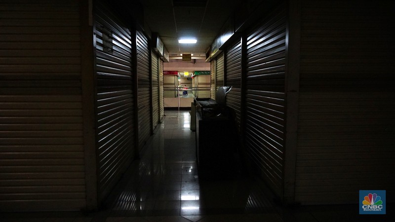 Suasana ITC Cipulir Mas yang kosong tanpa penghuni, Rabu (22/9/2021). ( Patung busana (manekin) terpajang diarea ruko kosong tanpa penghuni di ITC Cipulir Mas, Jakarta, Rabu (22/9/2021). Sepinya pengunjung di pusat perbelanjaan grosir membuat banyak pedagang menutup lapak mereka. Hal tersebut terjadi di banyaj pusat perbelanjaan, salah satunya ITC Cipulir Mas. Tak hanya kios-kios yang berada di lokasi yang cenderung tertutup, bahkan beberapa lokasi yang terletak cukup strategis (lantai dasar) banyak yang dijual atau disewakan. Imbas pandemi Covid-19 serta kebijakan PPKM yang membatasi mobilitas masyarakat sangat berdampak pada bisnis ritel dan ketidak sanggupan penyewa untuk membayar cicilan. Salah satu pedagang mengungkapkan