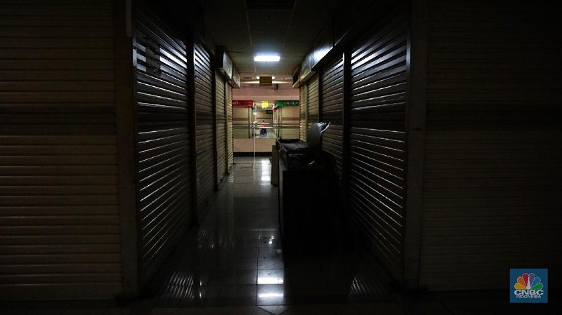 Patung busana (manekin) terpajang diarea ruko kosong tanpa penghuni di ITC Cipulir Mas, Jakarta, Rabu (22/9/2021). Sepinya pengunjung di pusat perbelanjaan grosir membuat banyak pedagang menutup lapak mereka. Hal tersebut terjadi di banyaj pusat perbelanjaan, salah satunya ITC Cipulir Mas. Tak hanya kios-kios yang berada di lokasi yang cenderung tertutup, bahkan beberapa lokasi yang terletak cukup strategis (lantai dasar) banyak yang dijual atau disewakan. Imbas pandemi Covid-19 serta kebijakan PPKM yang membatasi mobilitas masyarakat sangat berdampak pada bisnis ritel dan ketidak sanggupan penyewa untuk membayar cicilan. Salah satu pedagang mengungkapkan 