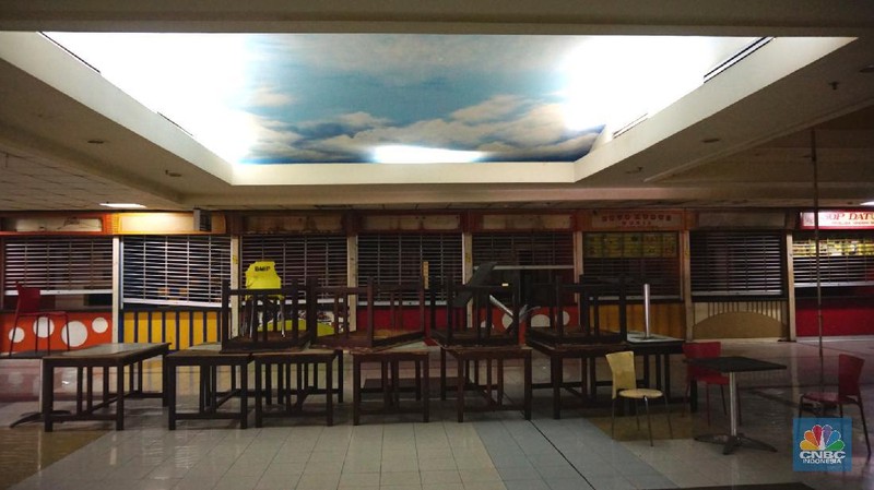 Patung busana (manekin) terpajang diarea ruko kosong tanpa penghuni di ITC Cipulir Mas, Jakarta, Rabu (22/9/2021). Sepinya pengunjung di pusat perbelanjaan grosir membuat banyak pedagang menutup lapak mereka. Hal tersebut terjadi di banyaj pusat perbelanjaan, salah satunya ITC Cipulir Mas. Tak hanya kios-kios yang berada di lokasi yang cenderung tertutup, bahkan beberapa lokasi yang terletak cukup strategis (lantai dasar) banyak yang dijual atau disewakan. Imbas pandemi Covid-19 serta kebijakan PPKM yang membatasi mobilitas masyarakat sangat berdampak pada bisnis ritel dan ketidak sanggupan penyewa untuk membayar cicilan. Salah satu pedagang mengungkapkan 