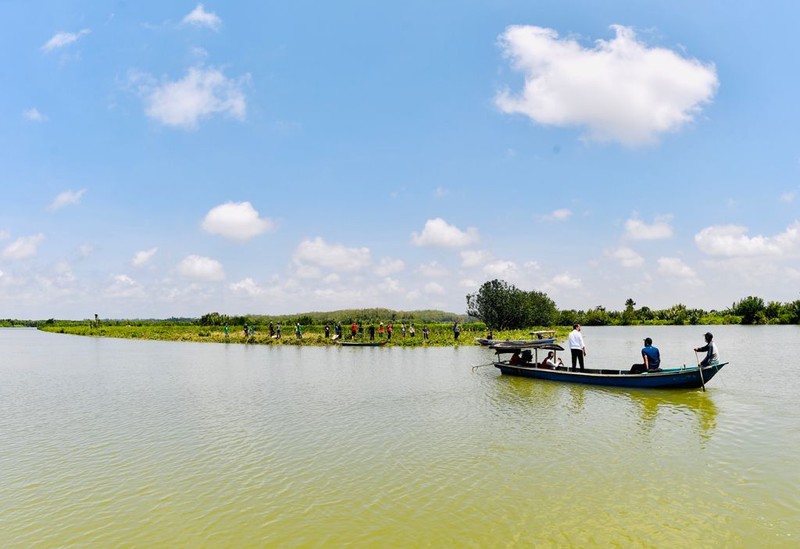Keterangan foto: Saat Presiden Jokowi naik perahu seberangi sungai untuk menyapa warga, Cilacap, 23 September 2021. (Biro Pers Sekretariat Presiden/Laily Rachev)