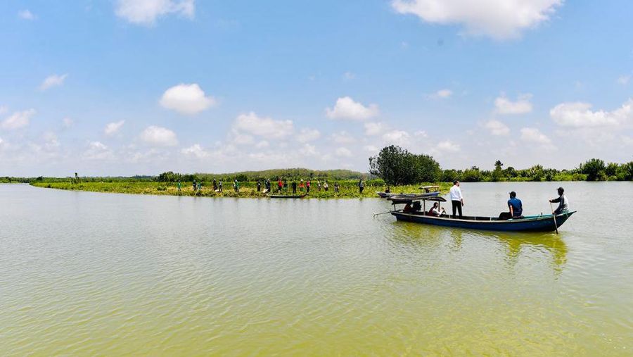 Keterangan foto: Saat Presiden Jokowi naik perahu seberangi sungai untuk menyapa warga, Cilacap, 23 September 2021. (Biro Pers Sekretariat Presiden/Laily Rachev)