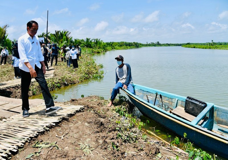Keterangan foto: Saat Presiden Jokowi naik perahu seberangi sungai untuk menyapa warga, Cilacap, 23 September 2021. (Biro Pers Sekretariat Presiden/Laily Rachev)