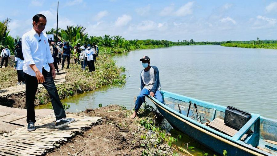 Keterangan foto: Saat Presiden Jokowi naik perahu seberangi sungai untuk menyapa warga, Cilacap, 23 September 2021. (Biro Pers Sekretariat Presiden/Laily Rachev)