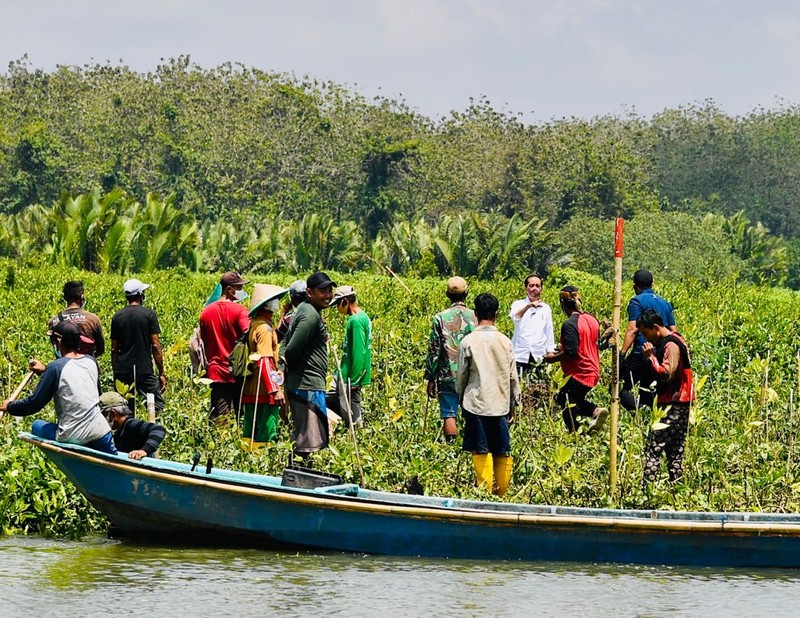 Keterangan foto: Saat Presiden Jokowi naik perahu seberangi sungai untuk menyapa warga, Cilacap, 23 September 2021. (Biro Pers Sekretariat Presiden/Laily Rachev) Keterangan foto: Saat Presiden Jokowi naik perahu seberangi sungai untuk menyapa warga, Cilacap, 23 September 2021. (Biro Pers Sekretariat Presiden/Laily Rachev)