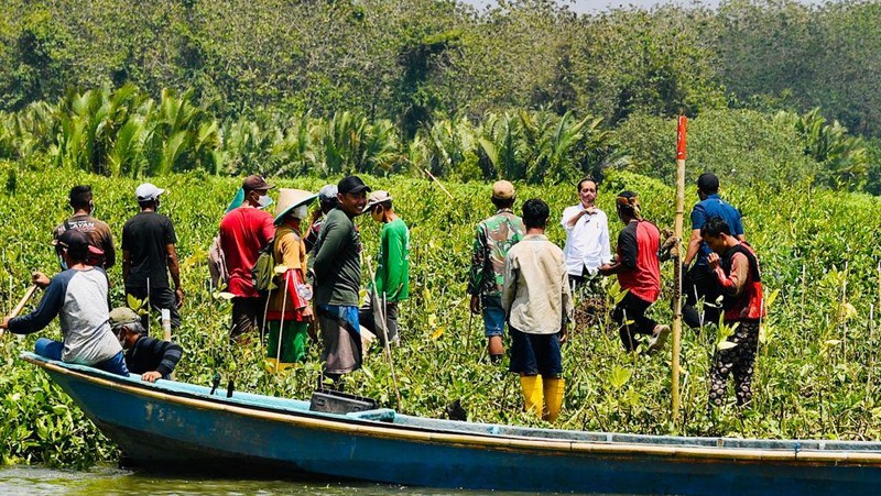 Keterangan foto: Saat Presiden Jokowi naik perahu seberangi sungai untuk menyapa warga, Cilacap, 23 September 2021. (Biro Pers Sekretariat Presiden/Laily Rachev)