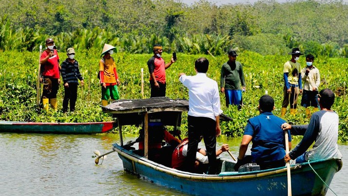 Keterangan foto: Saat Presiden Jokowi naik perahu seberangi sungai untuk menyapa warga, Cilacap, 23 September 2021. (Biro Pers Sekretariat Presiden/Laily Rachev) Keterangan foto: Saat Presiden Jokowi naik perahu seberangi sungai untuk menyapa warga, Cilacap, 23 September 2021. (Biro Pers Sekretariat Presiden/Laily Rachev)