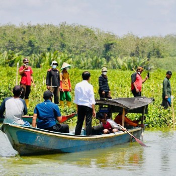 Sapa Warga Cilacap, Jokowi Nyebrang dengan Perahu