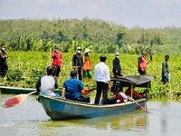 Sapa Warga Cilacap, Jokowi Nyebrang dengan Perahu