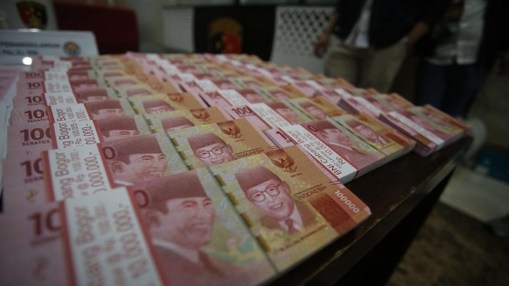 Pengungkapan kejahatan UANG PALSU muhammad sabqi
Attachments
3:47 PM (5 minutes ago)
to redaksi, me
Translate message
Turn off for: Indonesian
Barang bukti uang palsu ditunjukkan saat press release pengungkapan kejahatan uang palsu di Bareskrim Polri, Jakarta, Kamis, 23/10/2021. Karopenmas Mabes Polri Brigjen Rusdi Hartono mengatakan pengungkapan tindak pidana ini dilakukan di wilayah Jabodetabek, Jawa Timur, Jawa Tengah, dan Jawa Barat. Polisi mengamankan uang palsu pecahan Rp 100.000. Selain mata uang rupiah, ada juga ratusan lembar mata uang dolar. Selain uang polisi juga mengamankan sejumlah mesin cetak pencetak uang palsu. Tersangka itu dijerat dengan Pasal 244 KUHP dan atau Pasal 245 KUHP jo Pasal 55 ayat (1) ke 1 KUHP untuk mata uang asing. Serta pasal 36 ayat (1), ayat (2), ayat (3), pasal 37 Undang-Undang Nomor 7 Tahun 2011 tentang Mata Uang jo 55 KUHP dengan ancaman hukuman penjara maksimal 15 tahun penjara (CNBC Indonesia/ Muhammad Sabki)