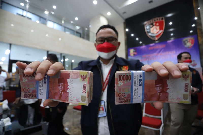 Pengungkapan kejahatan UANG PALSU muhammad sabqi
Attachments
3:47 PM (5 minutes ago)
to redaksi, me
Translate message
Turn off for: Indonesian
Barang bukti uang palsu ditunjukkan saat press release pengungkapan kejahatan uang palsu di Bareskrim Polri, Jakarta, Kamis, 23/10/2021. Karopenmas Mabes Polri Brigjen Rusdi Hartono mengatakan pengungkapan tindak pidana ini dilakukan di wilayah Jabodetabek, Jawa Timur, Jawa Tengah, dan Jawa Barat. Polisi mengamankan uang palsu pecahan Rp 100.000. Selain mata uang rupiah, ada juga ratusan lembar mata uang dolar. Selain uang polisi juga mengamankan sejumlah mesin cetak pencetak uang palsu. Tersangka itu dijerat dengan Pasal 244 KUHP dan atau Pasal 245 KUHP jo Pasal 55 ayat (1) ke 1 KUHP untuk mata uang asing. Serta pasal 36 ayat (1), ayat (2), ayat (3), pasal 37 Undang-Undang Nomor 7 Tahun 2011 tentang Mata Uang jo 55 KUHP dengan ancaman hukuman penjara maksimal 15 tahun penjara (CNBC Indonesia/ Muhammad Sabki)