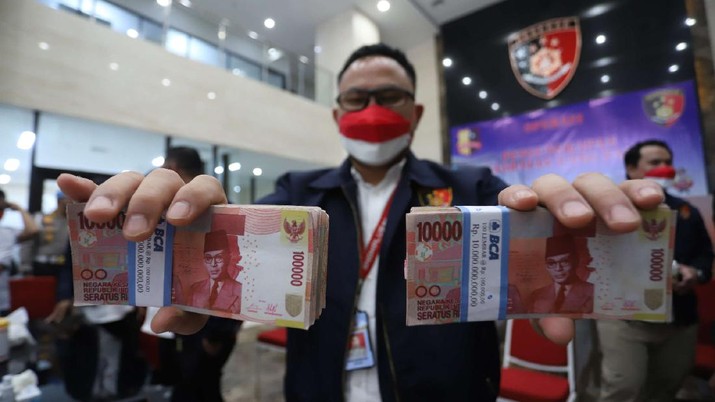 Pengungkapan kejahatan UANG PALSU muhammad sabqi
Attachments
3:47 PM (5 minutes ago)
to redaksi, me
Translate message
Turn off for: Indonesian
Barang bukti uang palsu ditunjukkan saat press release pengungkapan kejahatan uang palsu di Bareskrim Polri, Jakarta, Kamis, 23/10/2021. Karopenmas Mabes Polri Brigjen Rusdi Hartono mengatakan pengungkapan tindak pidana ini dilakukan di wilayah Jabodetabek, Jawa Timur, Jawa Tengah, dan Jawa Barat. Polisi mengamankan uang palsu pecahan Rp 100.000. Selain mata uang rupiah, ada juga ratusan lembar mata uang dolar. Selain uang polisi juga mengamankan sejumlah mesin cetak pencetak uang palsu. Tersangka itu dijerat dengan Pasal 244 KUHP dan atau Pasal 245 KUHP jo Pasal 55 ayat (1) ke 1 KUHP untuk mata uang asing. Serta pasal 36 ayat (1), ayat (2), ayat (3), pasal 37 Undang-Undang Nomor 7 Tahun 2011 tentang Mata Uang jo 55 KUHP dengan ancaman hukuman penjara maksimal 15 tahun penjara (CNBC Indonesia/ Muhammad Sabki)
