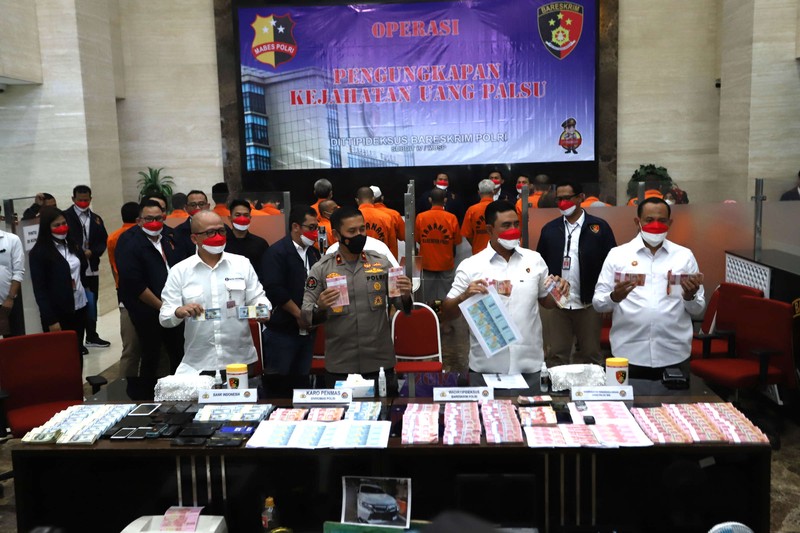 muhammad sabqi
Attachments
3:47 PM (5 minutes ago)
to redaksi, me

   
Translate message
Turn off for: Indonesian
Barang bukti uang palsu ditunjukkan saat press release pengungkapan kejahatan uang palsu di Bareskrim Polri, Jakarta, Kamis, 23/10/2021. Karopenmas Mabes Polri Brigjen Rusdi Hartono mengatakan pengungkapan tindak pidana ini dilakukan di wilayah Jabodetabek, Jawa Timur, Jawa Tengah, dan Jawa Barat. Polisi mengamankan uang palsu pecahan Rp 100.000. Selain mata uang rupiah, ada juga ratusan lembar mata uang dolar. Selain uang polisi juga mengamankan sejumlah mesin cetak pencetak uang palsu. Tersangka itu dijerat dengan Pasal 244 KUHP dan atau Pasal 245 KUHP jo Pasal 55 ayat (1) ke 1 KUHP untuk mata uang asing. Serta pasal 36 ayat (1), ayat (2), ayat (3), pasal 37 Undang-Undang Nomor 7 Tahun 2011 tentang Mata Uang jo 55 KUHP dengan ancaman hukuman penjara maksimal 15 tahun penjara (CNBC Indonesia/ Muhammad Sabki)