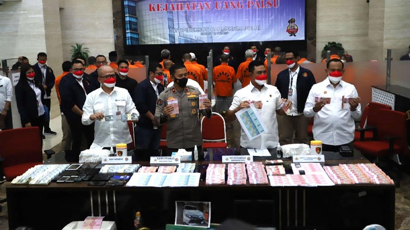 muhammad sabqi
Attachments
3:47 PM (5 minutes ago)
to redaksi, me

   
Translate message
Turn off for: Indonesian
Barang bukti uang palsu ditunjukkan saat press release pengungkapan kejahatan uang palsu di Bareskrim Polri, Jakarta, Kamis, 23/10/2021. Karopenmas Mabes Polri Brigjen Rusdi Hartono mengatakan pengungkapan tindak pidana ini dilakukan di wilayah Jabodetabek, Jawa Timur, Jawa Tengah, dan Jawa Barat. Polisi mengamankan uang palsu pecahan Rp 100.000. Selain mata uang rupiah, ada juga ratusan lembar mata uang dolar. Selain uang polisi juga mengamankan sejumlah mesin cetak pencetak uang palsu. Tersangka itu dijerat dengan Pasal 244 KUHP dan atau Pasal 245 KUHP jo Pasal 55 ayat (1) ke 1 KUHP untuk mata uang asing. Serta pasal 36 ayat (1), ayat (2), ayat (3), pasal 37 Undang-Undang Nomor 7 Tahun 2011 tentang Mata Uang jo 55 KUHP dengan ancaman hukuman penjara maksimal 15 tahun penjara (CNBC Indonesia/ Muhammad Sabki)