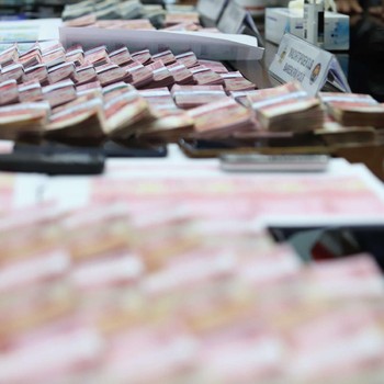 Penampakan Tumpukan Uang Palsu Rp 100 Ribu & Ada Dolar Juga!