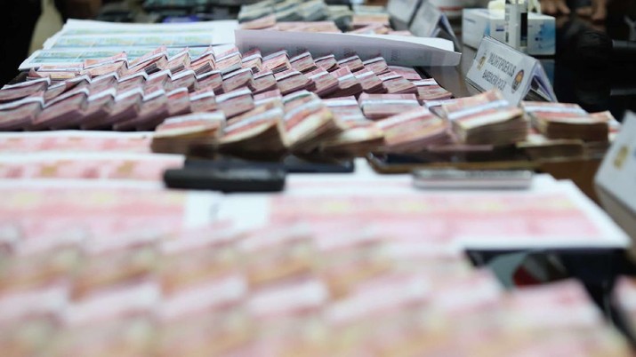 Pengungkapan kejahatan UANG PALSU muhammad sabqi
Attachments
3:47 PM (5 minutes ago)
to redaksi, me
Translate message
Turn off for: Indonesian
Barang bukti uang palsu ditunjukkan saat press release pengungkapan kejahatan uang palsu di Bareskrim Polri, Jakarta, Kamis, 23/10/2021. Karopenmas Mabes Polri Brigjen Rusdi Hartono mengatakan pengungkapan tindak pidana ini dilakukan di wilayah Jabodetabek, Jawa Timur, Jawa Tengah, dan Jawa Barat. Polisi mengamankan uang palsu pecahan Rp 100.000. Selain mata uang rupiah, ada juga ratusan lembar mata uang dolar. Selain uang polisi juga mengamankan sejumlah mesin cetak pencetak uang palsu. Tersangka itu dijerat dengan Pasal 244 KUHP dan atau Pasal 245 KUHP jo Pasal 55 ayat (1) ke 1 KUHP untuk mata uang asing. Serta pasal 36 ayat (1), ayat (2), ayat (3), pasal 37 Undang-Undang Nomor 7 Tahun 2011 tentang Mata Uang jo 55 KUHP dengan ancaman hukuman penjara maksimal 15 tahun penjara (CNBC Indonesia/ Muhammad Sabki)
