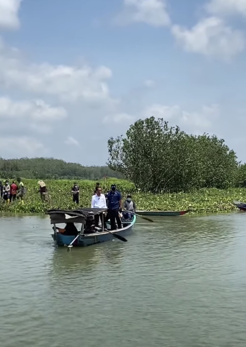 Keterangan foto: Saat Presiden Jokowi naik perahu seberangi sungai untuk menyapa warga, Cilacap, 23 September 2021. (Biro Pers Sekretariat Presiden/Laily Rachev)