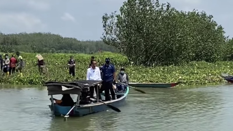 Keterangan foto: Saat Presiden Jokowi naik perahu seberangi sungai untuk menyapa warga, Cilacap, 23 September 2021. (Biro Pers Sekretariat Presiden/Laily Rachev)