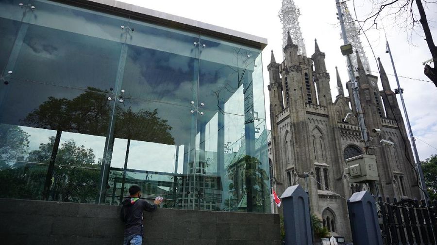 Pekerja beraktivitas di proyek revitalisasi Taman Mini Indonesia Indah (TMII) Jakarta Timur, Kamis (25/8/2022). Pemerintah mempercepat revitalisasi Taman Mini Indonesia Indah (TMII), objek wisata di Jakarta itu menjadi salah satu spot side event Konferensi Tingkat Tinggi (KTT) G20 di Bali pada bulan November 2022. (CNBC Indonesia/Tri Susilo)