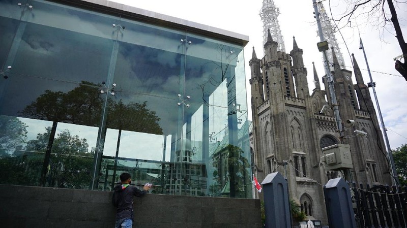 Pekerja beraktivitas di proyek revitalisasi Taman Mini Indonesia Indah (TMII) Jakarta Timur, Kamis (25/8/2022). Pemerintah mempercepat revitalisasi Taman Mini Indonesia Indah (TMII), objek wisata di Jakarta itu menjadi salah satu spot side event Konferensi Tingkat Tinggi (KTT) G20 di Bali pada bulan November 2022. (CNBC Indonesia/Tri Susilo)
