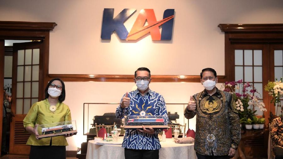Pemda Provinsi Jawa Barat menandatangani kerja sama dengan PT Kereta Api Indonesia (Persero) untuk memajukan perkeretaapian di Jabar.