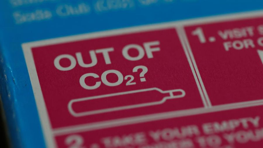 Label informasi terlihat pada kemasan silinder CO2 untuk mesin minuman