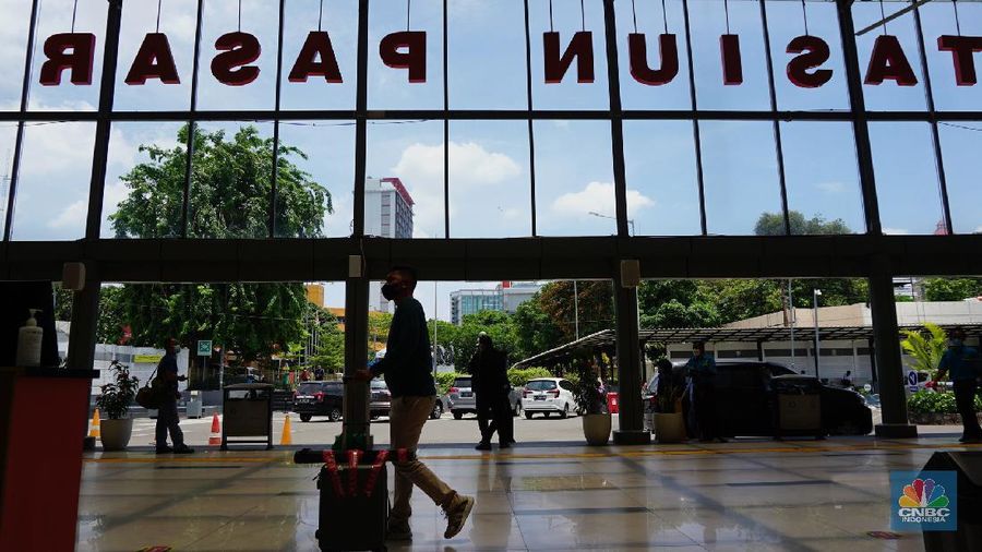 Calon penumpang kereta api melakukan pengambilan sempel rapid test antigen di Stasiun Pasar Senen, Jakarta, Jumat (24/9/2021). PT Kereta Api Indonesia (Persero) menerapkan tarif baru untuk layanan rapid test antigen di seluruh stasiun yang memiliki layanan antigen dari sebelumnya Rp 85.000 menjadi Rp 45.000 untuk setiap pemeriksaan. Tarif baru ini berlaku mulai hari ini 24 September 2021. Dengan berlakunya kebijakan tersebut juga diterapkan untuk area Daop 1 Jakarta. Adapun Stasiun yang memiliki layanan antigen seperti Gambir, Pasar Senen, Bekasi, Cikampek dan Karawang akan mulai menerapkan layanan Antigen dengan tarif 45 ribu mulai esok hari.  (CNBC Indonesia/ Tri Susilo)