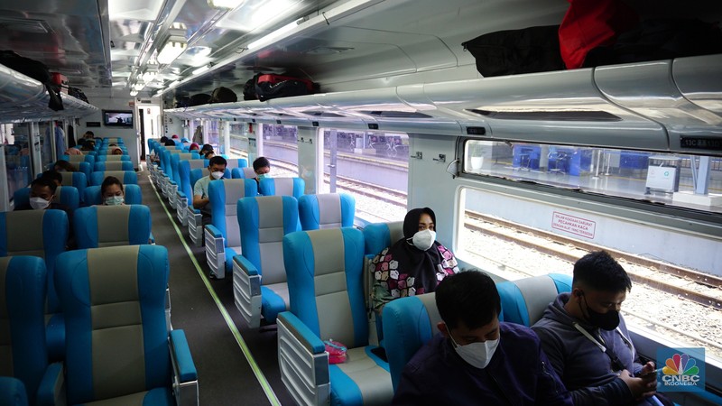 Swab Antigen Penumpang Kereta Api Jarak Jauh Calon penumpang kereta api melakukan pengambilan sempel rapid test antigen di Stasiun Pasar Senen, Jakarta, Jumat (24/9/2021). PT Kereta Api Indonesia (Persero) menerapkan tarif baru untuk layanan rapid test antigen di seluruh stasiun yang memiliki layanan antigen dari sebelumnya Rp 85.000 menjadi Rp 45.000 untuk setiap pemeriksaan. Tarif baru ini berlaku mulai hari ini 24 September 2021. Dengan berlakunya kebijakan tersebut juga diterapkan untuk area Daop 1 Jakarta. Adapun Stasiun yang memiliki layanan antigen seperti Gambir, Pasar Senen, Bekasi, Cikampek dan Karawang akan mulai menerapkan layanan Antigen dengan tarif 45 ribu mulai esok hari. (CNBC Indonesia/ Tri Susilo)