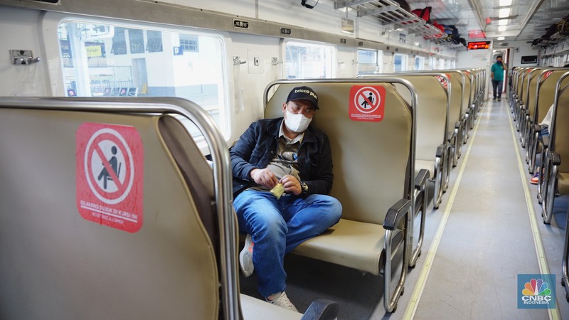 Swab Antigen Penumpang Kereta Api Jarak Jauh Calon penumpang kereta api melakukan pengambilan sempel rapid test antigen di Stasiun Pasar Senen, Jakarta, Jumat (24/9/2021). PT Kereta Api Indonesia (Persero) menerapkan tarif baru untuk layanan rapid test antigen di seluruh stasiun yang memiliki layanan antigen dari sebelumnya Rp 85.000 menjadi Rp 45.000 untuk setiap pemeriksaan. Tarif baru ini berlaku mulai hari ini 24 September 2021. Dengan berlakunya kebijakan tersebut juga diterapkan untuk area Daop 1 Jakarta. Adapun Stasiun yang memiliki layanan antigen seperti Gambir, Pasar Senen, Bekasi, Cikampek dan Karawang akan mulai menerapkan layanan Antigen dengan tarif 45 ribu mulai esok hari. (CNBC Indonesia/ Tri Susilo)