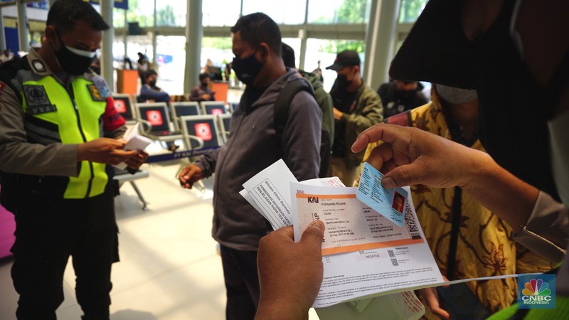 Calon penumpang kereta api melakukan pengambilan sempel rapid test antigen di Stasiun Pasar Senen, Jakarta, Jumat (24/9/2021). PT Kereta Api Indonesia (Persero) menerapkan tarif baru untuk layanan rapid test antigen di seluruh stasiun yang memiliki layanan antigen dari sebelumnya Rp 85.000 menjadi Rp 45.000 untuk setiap pemeriksaan. Tarif baru ini berlaku mulai hari ini 24 September 2021. Dengan berlakunya kebijakan tersebut juga diterapkan untuk area Daop 1 Jakarta. Adapun Stasiun yang memiliki layanan antigen seperti Gambir, Pasar Senen, Bekasi, Cikampek dan Karawang akan mulai menerapkan layanan Antigen dengan tarif 45 ribu mulai esok hari. (CNBC Indonesia/ Tri Susilo)