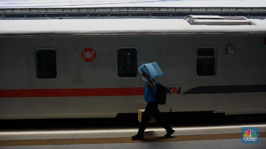 Calon penumpang kereta api melakukan pengambilan sempel rapid test antigen di Stasiun Pasar Senen, Jakarta, Jumat (24/9/2021). PT Kereta Api Indonesia (Persero) menerapkan tarif baru untuk layanan rapid test antigen di seluruh stasiun yang memiliki layanan antigen dari sebelumnya Rp 85.000 menjadi Rp 45.000 untuk setiap pemeriksaan. Tarif baru ini berlaku mulai hari ini 24 September 2021. Dengan berlakunya kebijakan tersebut juga diterapkan untuk area Daop 1 Jakarta. Adapun Stasiun yang memiliki layanan antigen seperti Gambir, Pasar Senen, Bekasi, Cikampek dan Karawang akan mulai menerapkan layanan Antigen dengan tarif 45 ribu mulai esok hari. (CNBC Indonesia/ Tri Susilo)