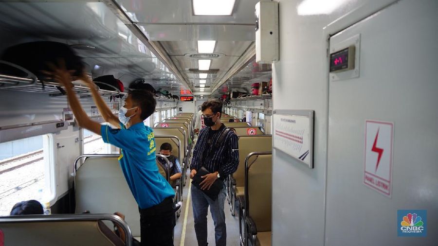Calon penumpang kereta api melakukan pengambilan sempel rapid test antigen di Stasiun Pasar Senen, Jakarta, Jumat (24/9/2021). PT Kereta Api Indonesia (Persero) menerapkan tarif baru untuk layanan rapid test antigen di seluruh stasiun yang memiliki layanan antigen dari sebelumnya Rp 85.000 menjadi Rp 45.000 untuk setiap pemeriksaan. Tarif baru ini berlaku mulai hari ini 24 September 2021. Dengan berlakunya kebijakan tersebut juga diterapkan untuk area Daop 1 Jakarta. Adapun Stasiun yang memiliki layanan antigen seperti Gambir, Pasar Senen, Bekasi, Cikampek dan Karawang akan mulai menerapkan layanan Antigen dengan tarif 45 ribu mulai esok hari.  (CNBC Indonesia/ Tri Susilo)