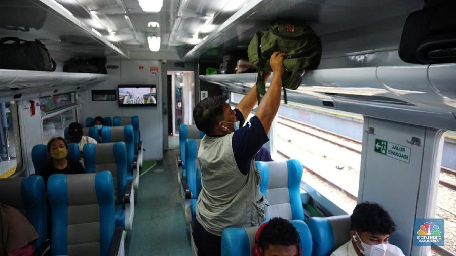 Penumpang Kereta Api Jarak Jauh di Stasiun Senen