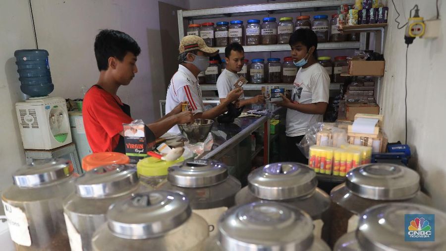 Danil penjaga toko tembakau melinting rokok tembakau di ruko kawasan Ciputat, Tangerang Selatan, Jumat, 24/9. Penjualan rokok linting kini semakin diminati masyarakat, tidak hanya kalangan tua, tetapi juga oleh anak muda. Geliat rokok linting atau linting dewe (tingwe) yang dulunya dianggap lama, sekarang dapat bersaing dengan eksistensi rokok elektrik (vape). Danil mengatakan usaha menjual tembakau ini mulai sejak 2017 di Depok. 
