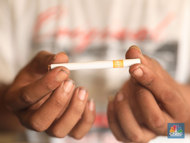 Rokok linting atau linting dewe (tingwe). Danil penjaga toko tembakau melinting rokok tembakau di ruko kawasan Ciputat, Tangerang Selatan, Jumat, 24/9. Penjualan rokok linting kini semakin diminati masyarakat, tidak hanya kalangan tua, tetapi juga oleh anak muda. Geliat rokok linting atau linting dewe (tingwe) yang dulunya dianggap lama, sekarang dapat bersaing dengan eksistensi rokok elektrik (vape). Danil mengatakan usaha menjual tembakau ini mulai sejak 2017 di Depok.