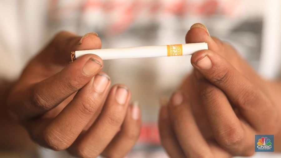 Danil penjaga toko tembakau melinting rokok tembakau di ruko kawasan Ciputat, Tangerang Selatan, Jumat, 24/9. Penjualan rokok linting kini semakin diminati masyarakat, tidak hanya kalangan tua, tetapi juga oleh anak muda. Geliat rokok linting atau linting dewe (tingwe) yang dulunya dianggap lama, sekarang dapat bersaing dengan eksistensi rokok elektrik (vape). Danil mengatakan usaha menjual tembakau ini mulai sejak 2017 di Depok. 