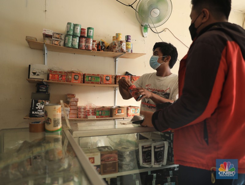 Rokok linting atau linting dewe (tingwe). Danil penjaga toko tembakau melinting rokok tembakau di ruko kawasan Ciputat, Tangerang Selatan, Jumat, 24/9. Penjualan rokok linting kini semakin diminati masyarakat, tidak hanya kalangan tua, tetapi juga oleh anak muda. Geliat rokok linting atau linting dewe (tingwe) yang dulunya dianggap lama, sekarang dapat bersaing dengan eksistensi rokok elektrik (vape). Danil mengatakan usaha menjual tembakau ini mulai sejak 2017 di Depok.