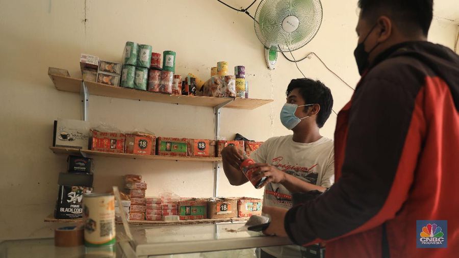 Danil penjaga toko tembakau melinting rokok tembakau di ruko kawasan Ciputat, Tangerang Selatan, Jumat, 24/9. Penjualan rokok linting kini semakin diminati masyarakat, tidak hanya kalangan tua, tetapi juga oleh anak muda. Geliat rokok linting atau linting dewe (tingwe) yang dulunya dianggap lama, sekarang dapat bersaing dengan eksistensi rokok elektrik (vape). Danil mengatakan usaha menjual tembakau ini mulai sejak 2017 di Depok. 