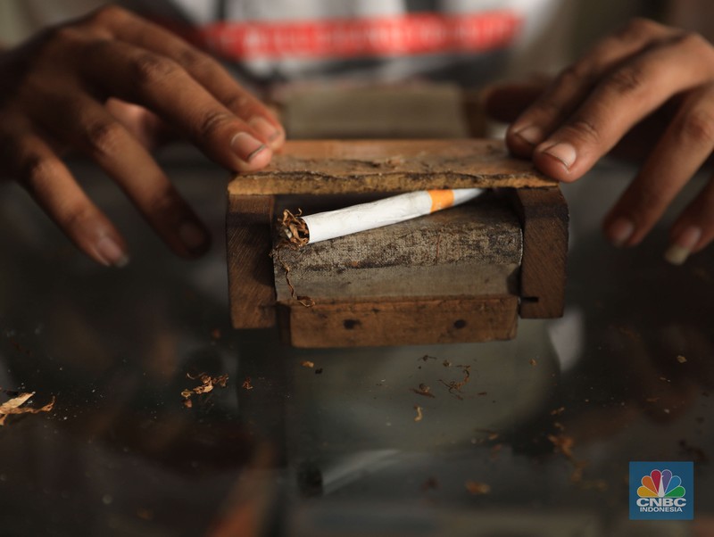 Danil penjaga toko tembakau melinting rokok tembakau di ruko kawasan Ciputat, Tangerang Selatan, Jumat, 24/9. Penjualan rokok linting kini semakin diminati masyarakat, tidak hanya kalangan tua, tetapi juga oleh anak muda. Geliat rokok linting atau linting dewe (tingwe) yang dulunya dianggap lama, sekarang dapat bersaing dengan eksistensi rokok elektrik (vape). Danil mengatakan usaha menjual tembakau ini mulai sejak 2017 di Depok. 