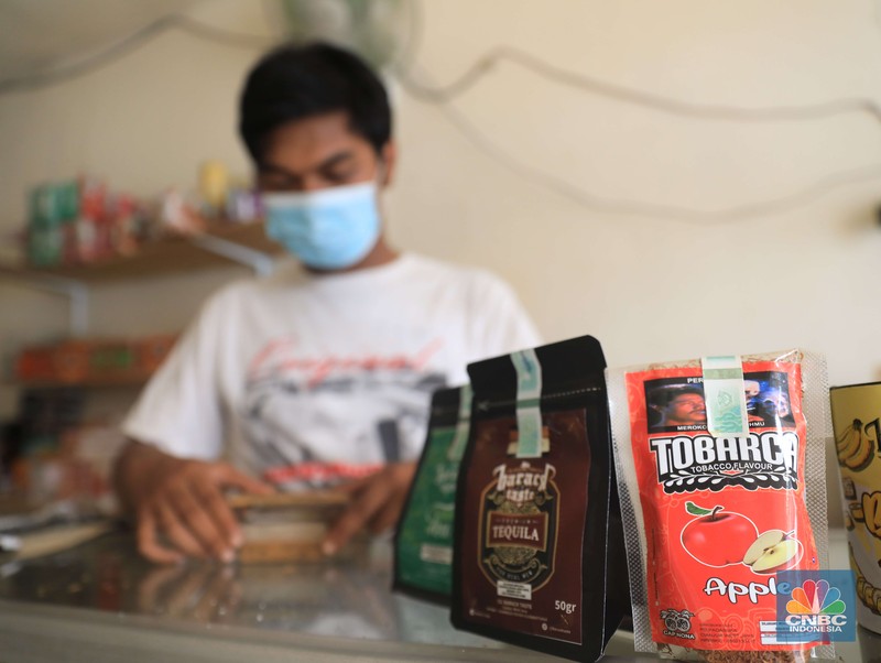 Danil penjaga toko tembakau melinting rokok tembakau di ruko kawasan Ciputat, Tangerang Selatan, Jumat, 24/9. Penjualan rokok linting kini semakin diminati masyarakat, tidak hanya kalangan tua, tetapi juga oleh anak muda. Geliat rokok linting atau linting dewe (tingwe) yang dulunya dianggap lama, sekarang dapat bersaing dengan eksistensi rokok elektrik (vape). Danil mengatakan usaha menjual tembakau ini mulai sejak 2017 di Depok. 